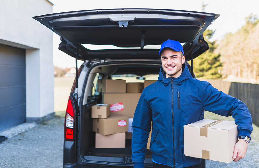 casual deliveryman standing with parcel Nakil Turk